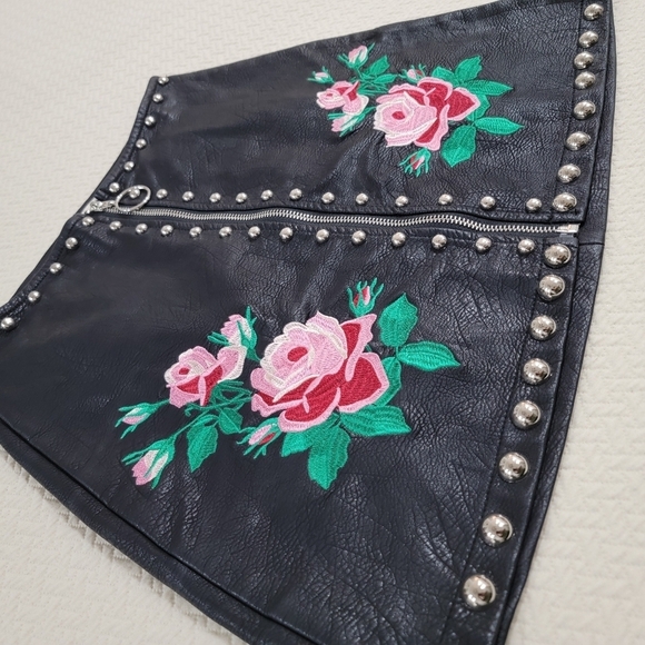 Molly Green Black Faux Leather Floral Embroidery Skirt Studs Zipper Front Size S - Picture 2 of 15
